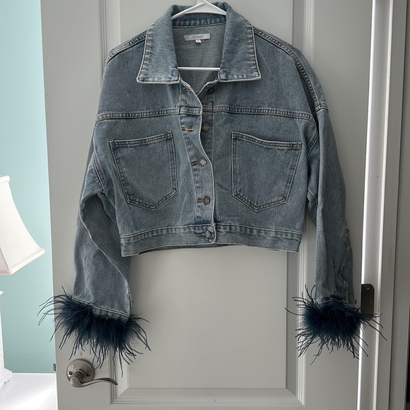 Cropped denim jacket with blue feathers in cuffs. - Picture 1 of 5